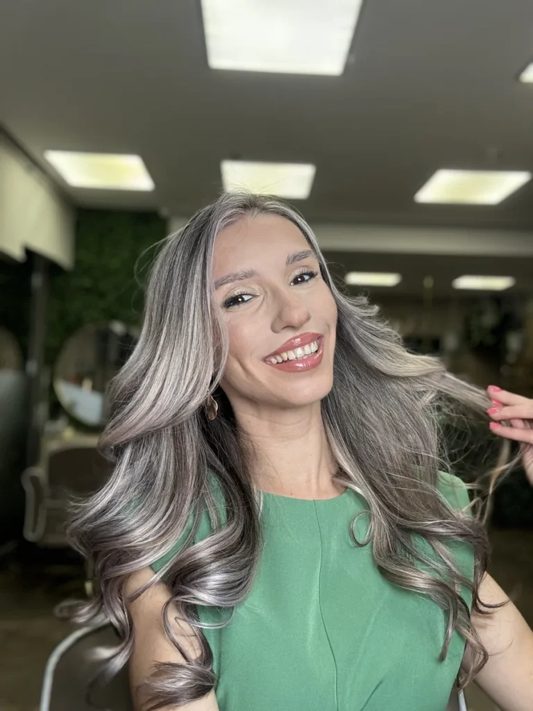 Balayage argintiu-cenușiu cu face framing pe păr lung – The Crib București