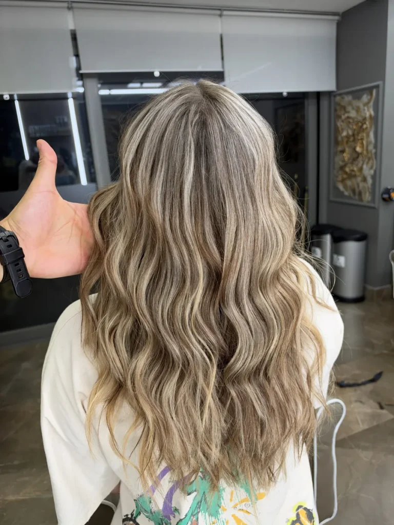 Balayage bej natural pe păr lung, ondulat – The Crib București