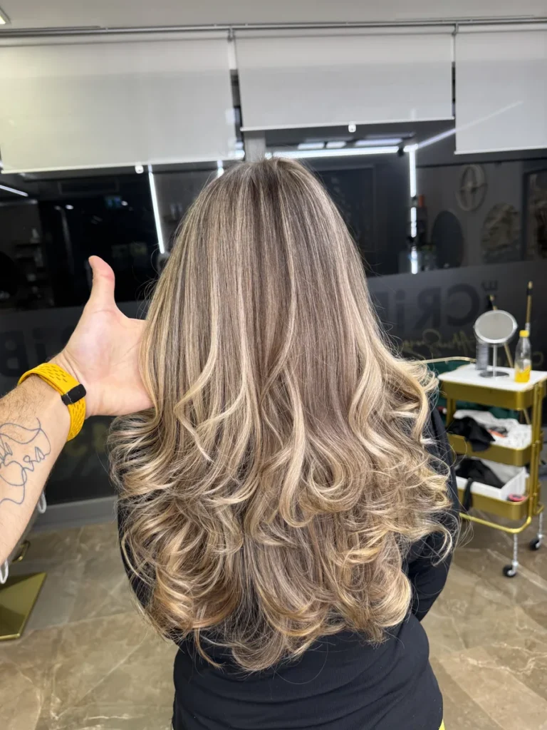 Balayage blond bej pe păr lung, tuns în trepte – salon The Crib București