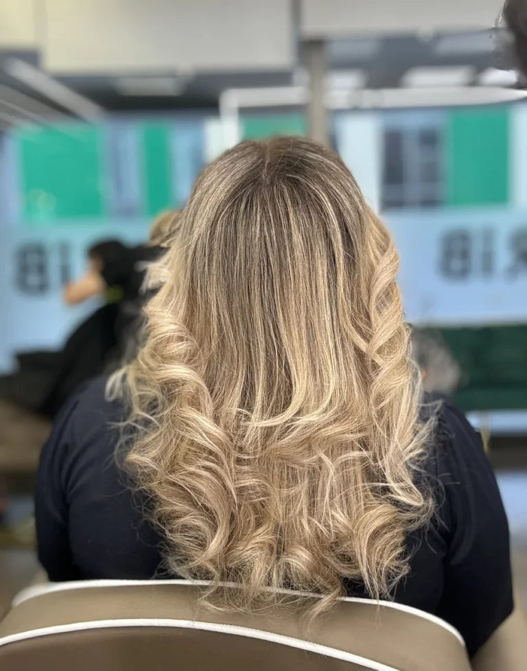 Balayage blond cald pe păr mediu, cu bucle – salon The Crib București