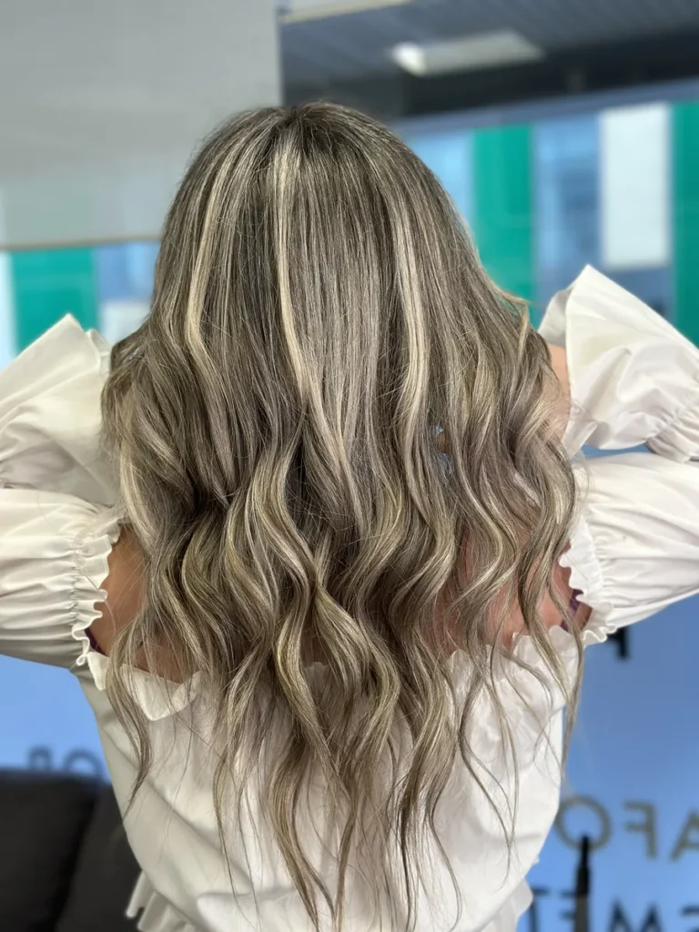 Balayage blond cu contrast pe păr șaten – The Crib Hair Studio București
