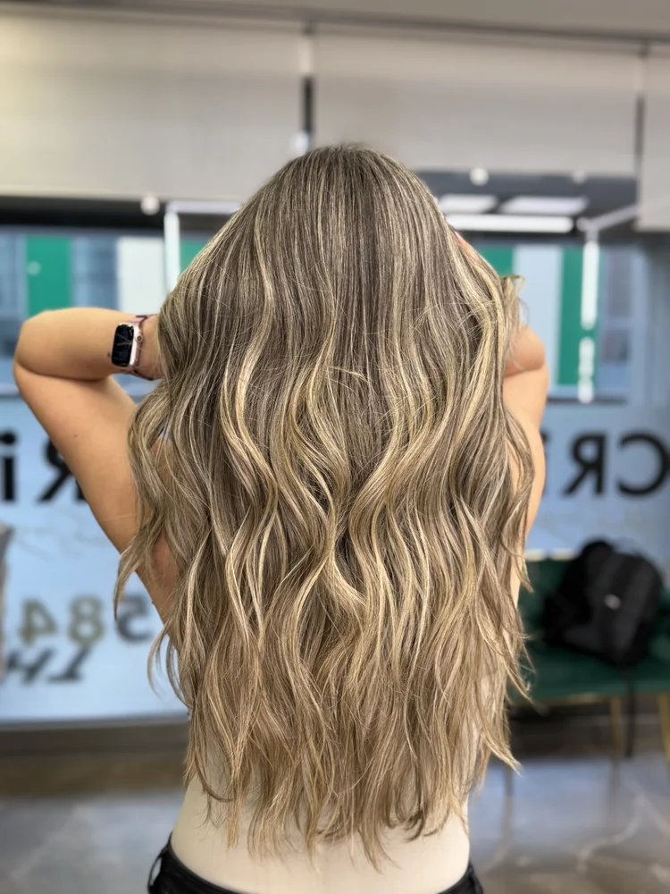 Balayage blond natural bej pe păr lung – The Crib Hair Studio București
