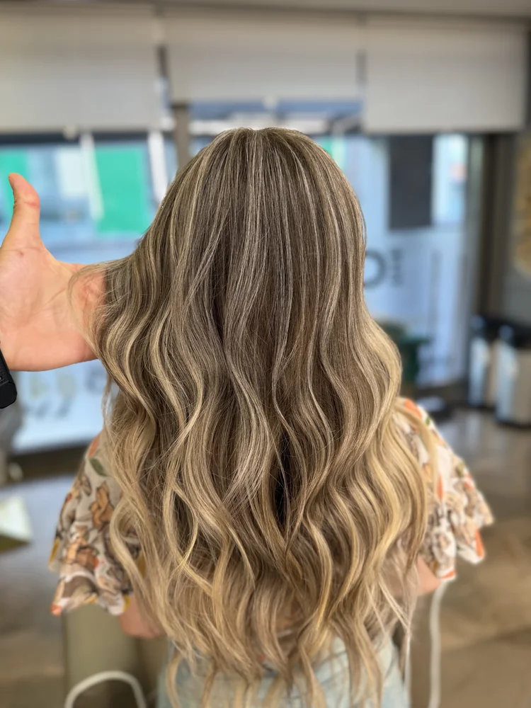 Balayage caramel și miere pe păr șaten – The Crib Hair Studio