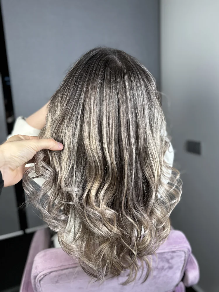 Balayage cenușiu (ash) pe bază șatenă, păr mediu – The Crib București