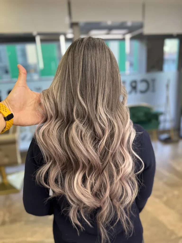Balayage cenușiu perlat pe păr lung, ondulat – The Crib Hair Studio