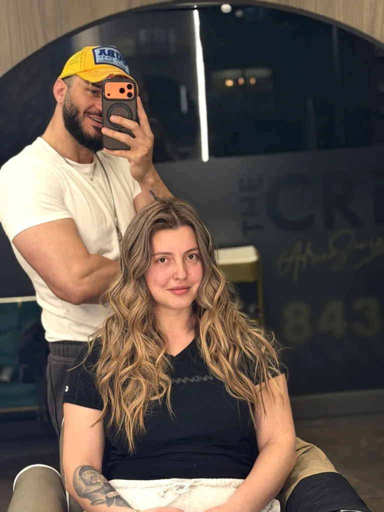 Balayage miere pe păr castaniu deschis, ondulat – salon The Crib Sector 3