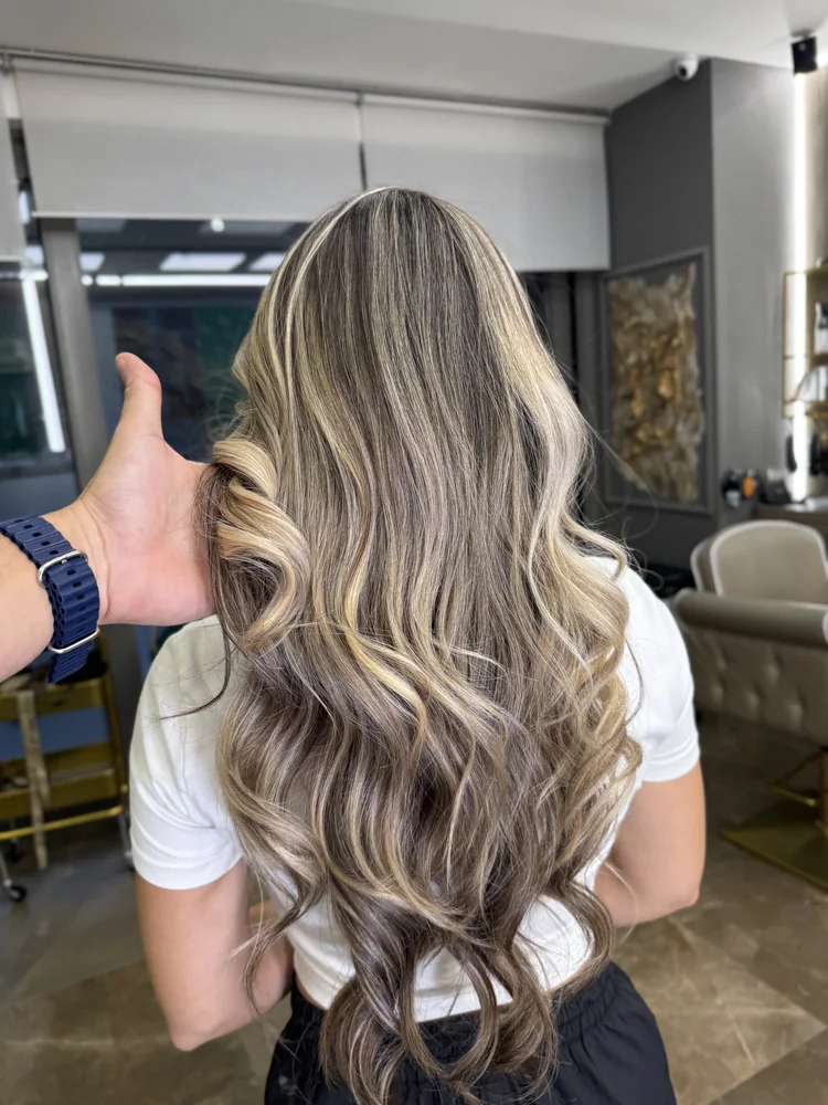 Balayage blond pe păr închis la culoare, cu trecere naturală – The Crib București